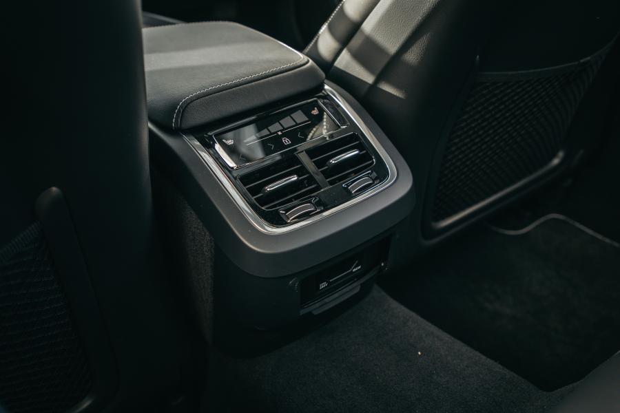 Детали интерьера Volvo S60 T6 R-Design 2018 года  (NA) (фото 12 из 40)